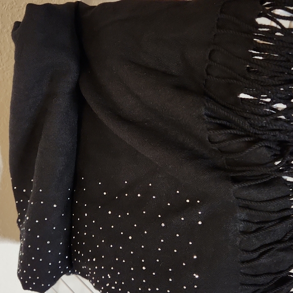 Scraf - Picture 3 of 4